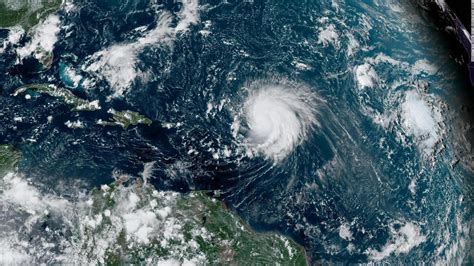 El huracán Lee pone a las Bermudas bajo aviso de tormenta tropical y las playas del sureste de EE.UU. corren el riesgo de sufrir corrientes de resaca